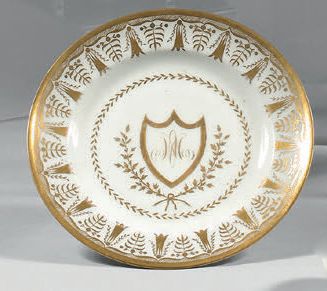 PARIS, Manufacture de NAST Assiette circulaire en porcelaine décorée à l'or d'un...