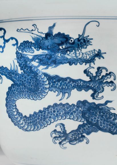 CHINE - Début de la période Kangxi (1662-1722) Beautiful and rare circular porcelain...