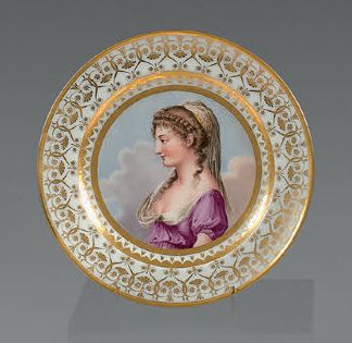 PARIS, Manufacture de NAST Assiette circulaire en porcelaine, décorée au centre en...