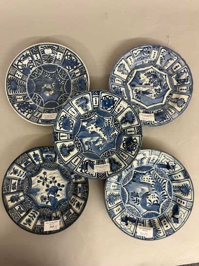 JAPON, Arita Quatre assiettes circulaires en porcelaine décorées en bleu sous couverte...