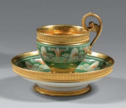 PARIS, Manufacture de NAST Tasse à thé miniature et sa sous-tasse en porcelaine à...