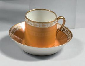 PARIS, Manufacture de NAST Tasse litron et sa sous-tasse en porcelaine à fond abricot...