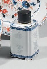 CHINE - Période Qianlong (1736-1795) Boîte à thé rectangulaire en porcelaine décorée...