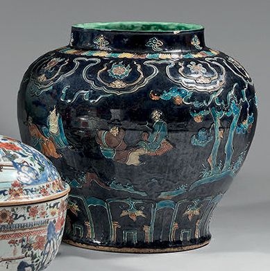CHINE Grand vase Guan en céramique de type Fahua à couverte aubergine décoré en léger...