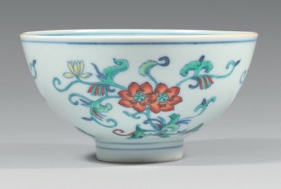 CHINE - Période Daoguang (1821-1850) Rare bol en porcelaine de forme circulaire décoré...