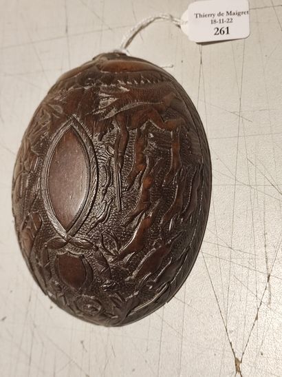 null Demie noix de coco sculptée à décor cynégétique. Long. : 12 cm