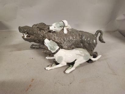 null Wild boar attacked by two dogs. German polychrome porcelain. Middle of the 20th...