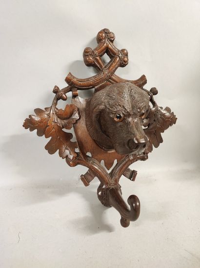 null Black Forest. Brienz school of the 19th century. Head of a dog. Coat rack, sulphur...