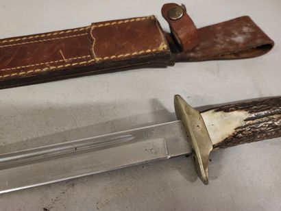 null The Bee. Interesting hunting knife with horn handle and 28,5 cm throat blade....