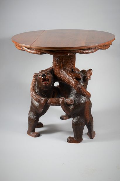 Guéridon aux trois ours en bois sculpté....