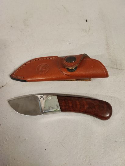 null MC Thiers. Small skinning knife, wooden plates. In its leather sheath.