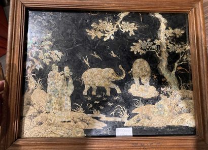 null Travail asiatique 

Paire de sous verre décor aux Chinois et pagode et éléphants

30...