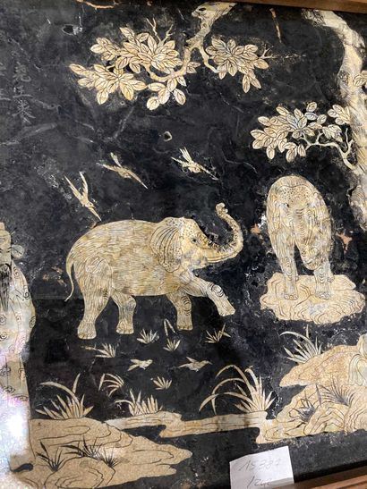 null Travail asiatique 

Paire de sous verre décor aux Chinois et pagode et éléphants

30...