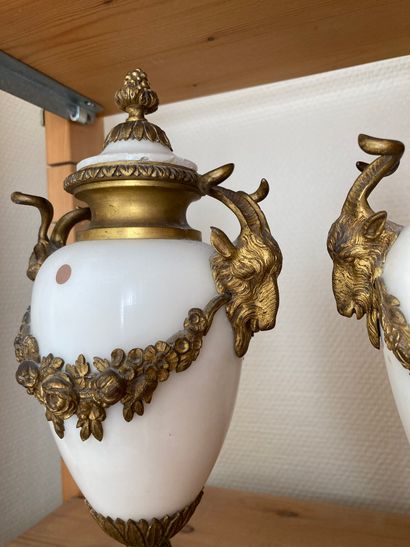 null Paire de vases couverts en albâtre et bronze 

Style Louis XVI

Petits éclats...