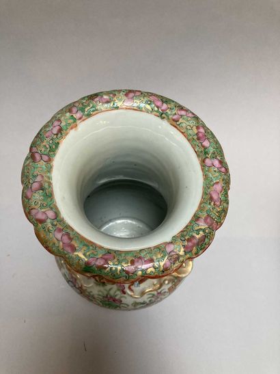 null Vase en porcelaine de Canton décor de scène de cours. 

H. : 34 cm