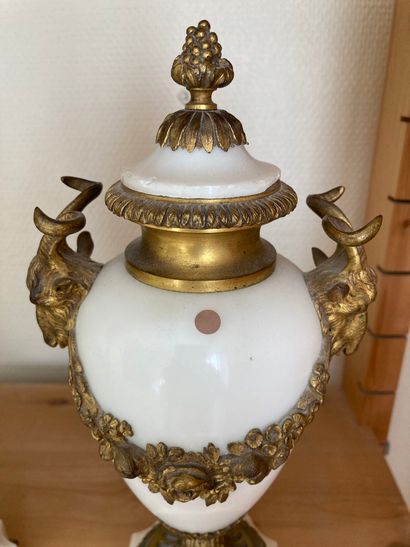 null Paire de vases couverts en albâtre et bronze 

Style Louis XVI

Petits éclats...