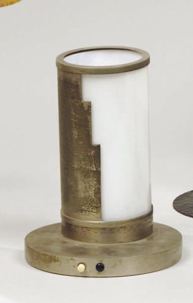 PERZEL Jean (1892-1986) Lampe de chevet de forme cylindrique, cache ampoule en verre...