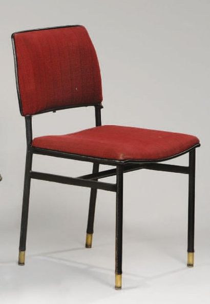 ADNET Jacques (1900-1984) Une chaise à armature tubulaire entièrement gainée de cuir...