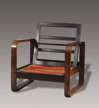 AALTO Alvar (1898-1976) Fauteuil en bois thermoformé en palissandre, accotoirs latéraux...