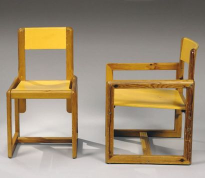 SORNAY (1902-2000) Suite de douze chaises et douze fauteuils en pin à dossier concave,...