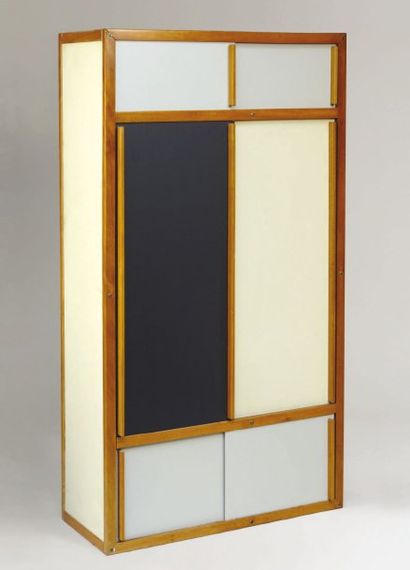 SORNAY (1902-2000) Armoire en bois blond à cinq portes coulissantes dans sa partie...