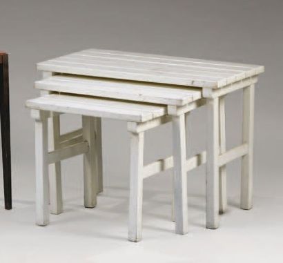 DARIEL Suite de trois tables gigognes en bois peint en blanc, plateau rectangulaire...