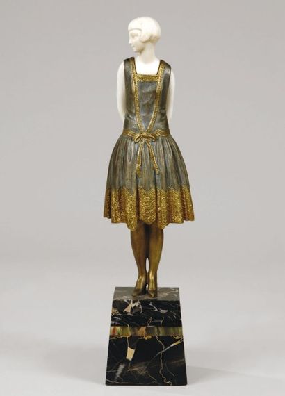 RIGOT « Jeune femme, bras croisées derrière ». Chryséléphantine, épreuve en bronze...