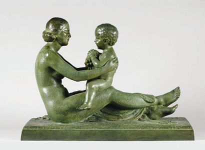 GIBERT Lucien (1904-1988) « Femme et enfant ». Épreuve en bronze à patine verte,...