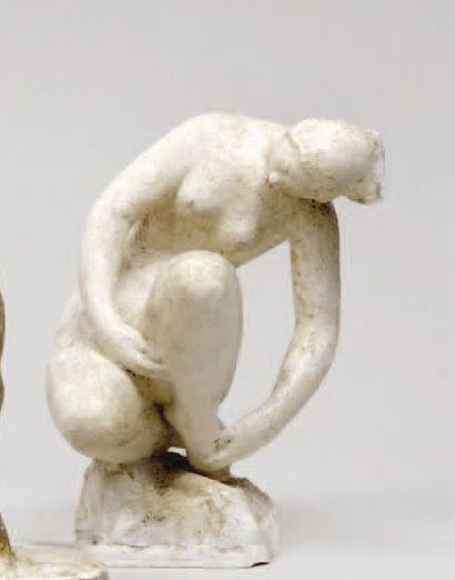 MORLAIX Émile (1909-1990) « Femme nue bras sur les jambes ». Sujet en plâtre d'origine....