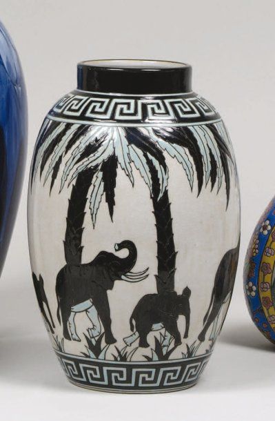 KERALOUVE - LALOUVIERE Vase de forme ovoïde à col droit, en faïence à décor d'éléphants,...
