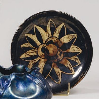 HERBST René (1891-1982) Assiette circulaire en céramique, décor dans sa partie centrale...