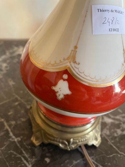 null Paire de lampes à pétrôle en porcelaine fond blanc et rouge, montées. Haut.:...