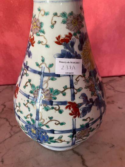 null JAPAN, baluster vase in porcelain with floral decoration on a grid pattern....