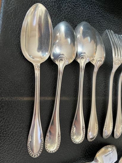 null 
6 pieces of flatware, spatula with rows of pearls 




Minervex hallmark




Gross...