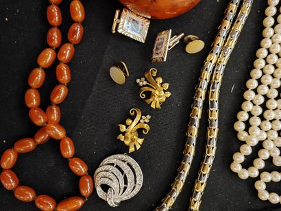 null Lot de bijoux fantaisie comprenant : deux colliers de perles, sautoir articulé...