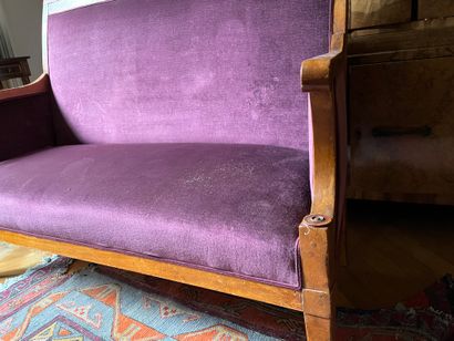 null Sofa in fruit wood 

Beginning of the XIXth century 

H : 96 - W : 129 - D :...