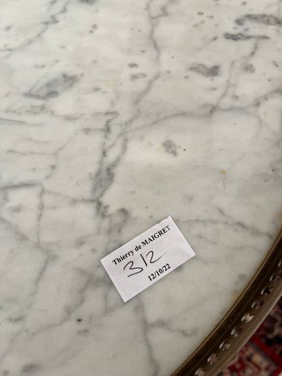 null Guéridon bouillotte de style Louis XVI, plateau de marbre blanc veiné gris et...