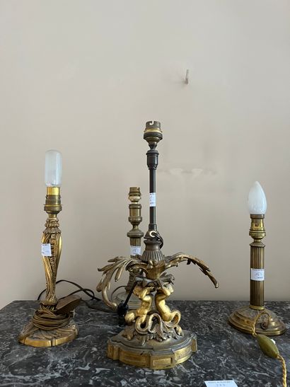 Lampe en bronze à décor de tritons 

Vers...