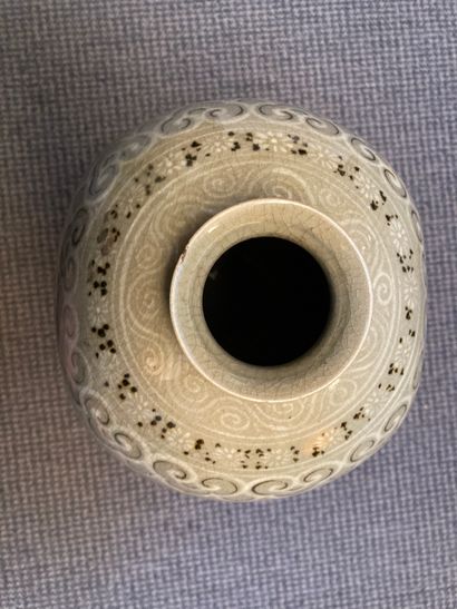 null COREEVase Meiping en grès porcelaineux à couverte céladon gris craquelé, décoré...