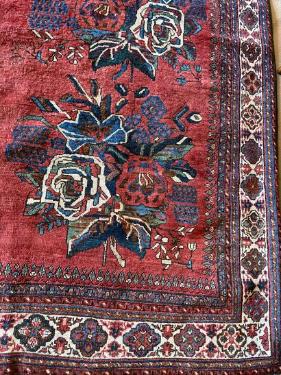 null Tapis fond rouge Caucase décor floral. Dim.: 180 x 150 cm environ. (quelques...