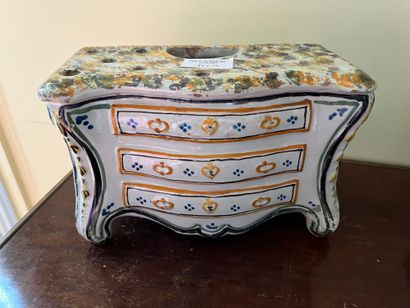 null Lot de faïences : Paire de bouquetières, commode bouquetière, potiche couverte...