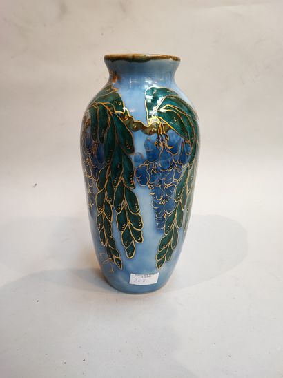 Tharaud, Limoges Vase à fond bleu à décor...