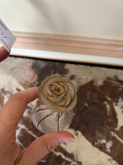 null Attribué à LALIQUE 

Flacon miniature à décor de rose

Ht : 6,5 cm 

égrenures...