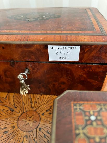 null Deux boîtes à bijoux ou à gants en placage, décor marqueté. 

Fin du XIXe siècle....