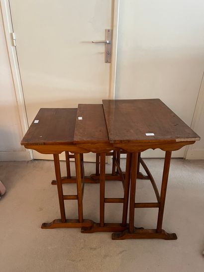 null Trois tables gigognes en bois et bois de placage

H (la plus haute) : 68 cm...