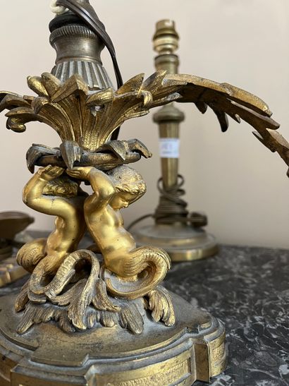 null Lampe en bronze à décor de tritons 

Vers 1900 

On y joint 3 flambeaux en bronze...