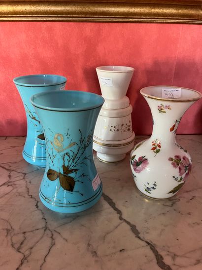 null Lot de quatre vases en verre opalin dont une paire. Haut.: 23 cm environ. Cassé...