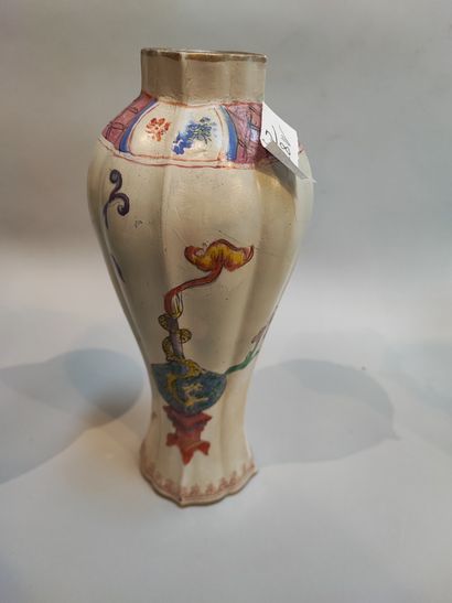 null CHINE

Llot comprenant un vase en Canton (monté en lampe) à décor polychrome...