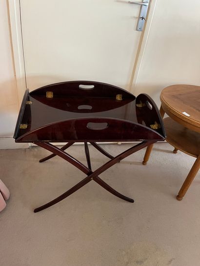 null Lot de mobilier : table basse ovale, de bateau, pied en X. Style anglais.

H...