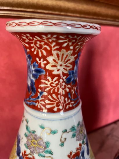 null JAPON, vase balustre en porcelaine à décor floral surf quadrillage. Haut.: 65...